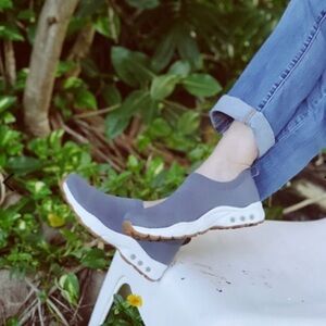 Therafit Janie slip on sneakers size 7